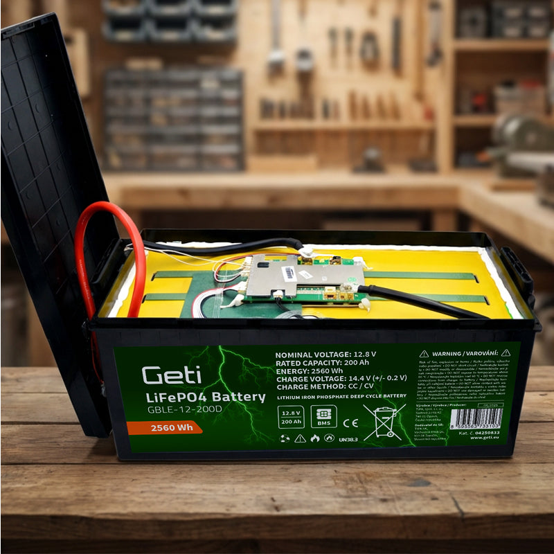 Baterie LiFePO4 12,8V 200Ah GETI GBLE-12-200D displej
