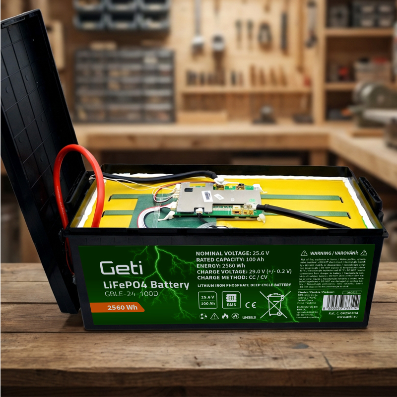 Baterie LiFePO4 25,6V 100Ah GETI GBLE-24-100D displej